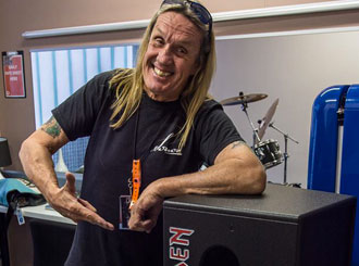 Nicko McBrain z Iron Maiden a jeho nový reprobox od HK Audio