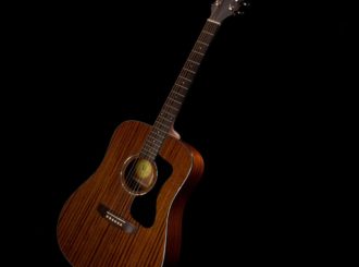 Celomahagonová krása kytary Guild D-125 CE