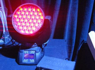 JBLED podporuje W-DMX™ standard pro bezdrátový přenos DMX