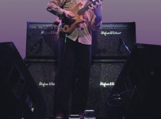 Kytarová legenda Allan Holdsworth hraje na Hughes & Kettner Switchblade.