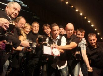 Miroslav Donutil pokřtil vánoční DVD Petra Bende flekovskou třináctkou!