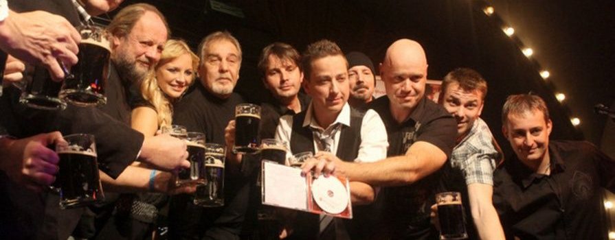 Miroslav Donutil pokřtil vánoční DVD Petra Bende flekovskou třináctkou!