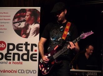 Obrázek č.1 article Miroslav Donutil pokřtil vánoční DVD Petra Bende flekovskou třináctkou!