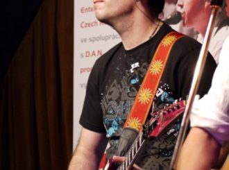 Obrázek č.8 article Miroslav Donutil pokřtil vánoční DVD Petra Bende flekovskou třináctkou!