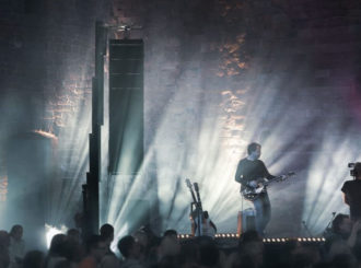 Obrázek č.1 article Nový Line-Array systém HK Audio COSMO zabezpečil precizní zvuk pro Show Angela Kellyho na hradu Ancient v Neuleiningenu