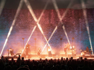 Obrázek č.2 article Nový Line-Array systém HK Audio COSMO zabezpečil precizní zvuk pro Show Angela Kellyho na hradu Ancient v Neuleiningenu