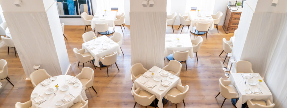 Slyšet, ale nevidět: NEXO ID14 přináší sofistikovaný zvuk v elegantní nové hotelové restauraci a baru v Aténách