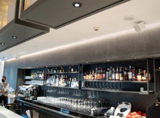 Slyšet, ale nevidět: NEXO ID14 přináší sofistikovaný zvuk v elegantní nové hotelové restauraci a baru v Aténách