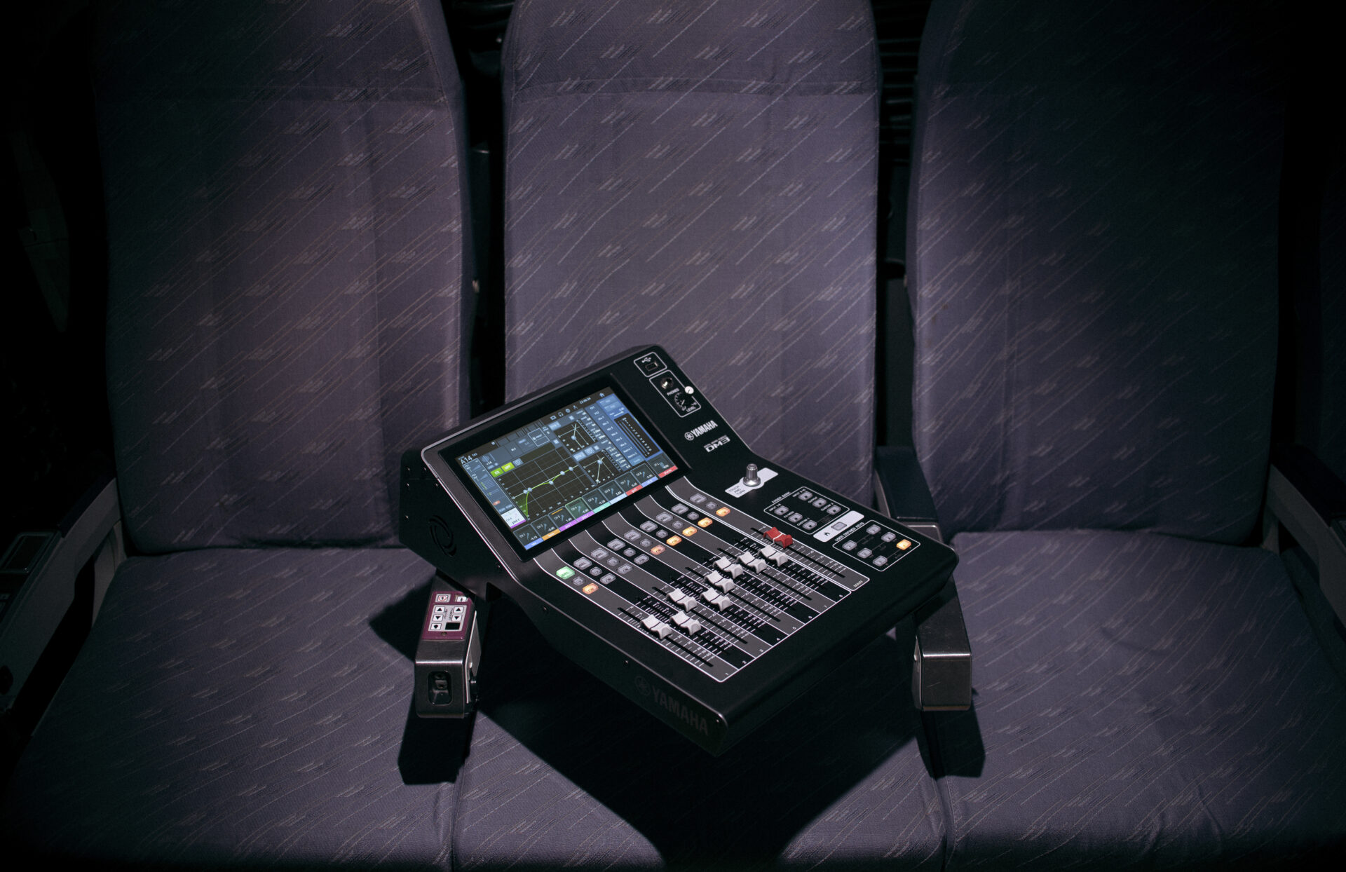 Nové ultra kompaktní digitální mixpulty Yamaha DM3 Nové ultra kompaktní digitální mixpulty Yamaha DM3