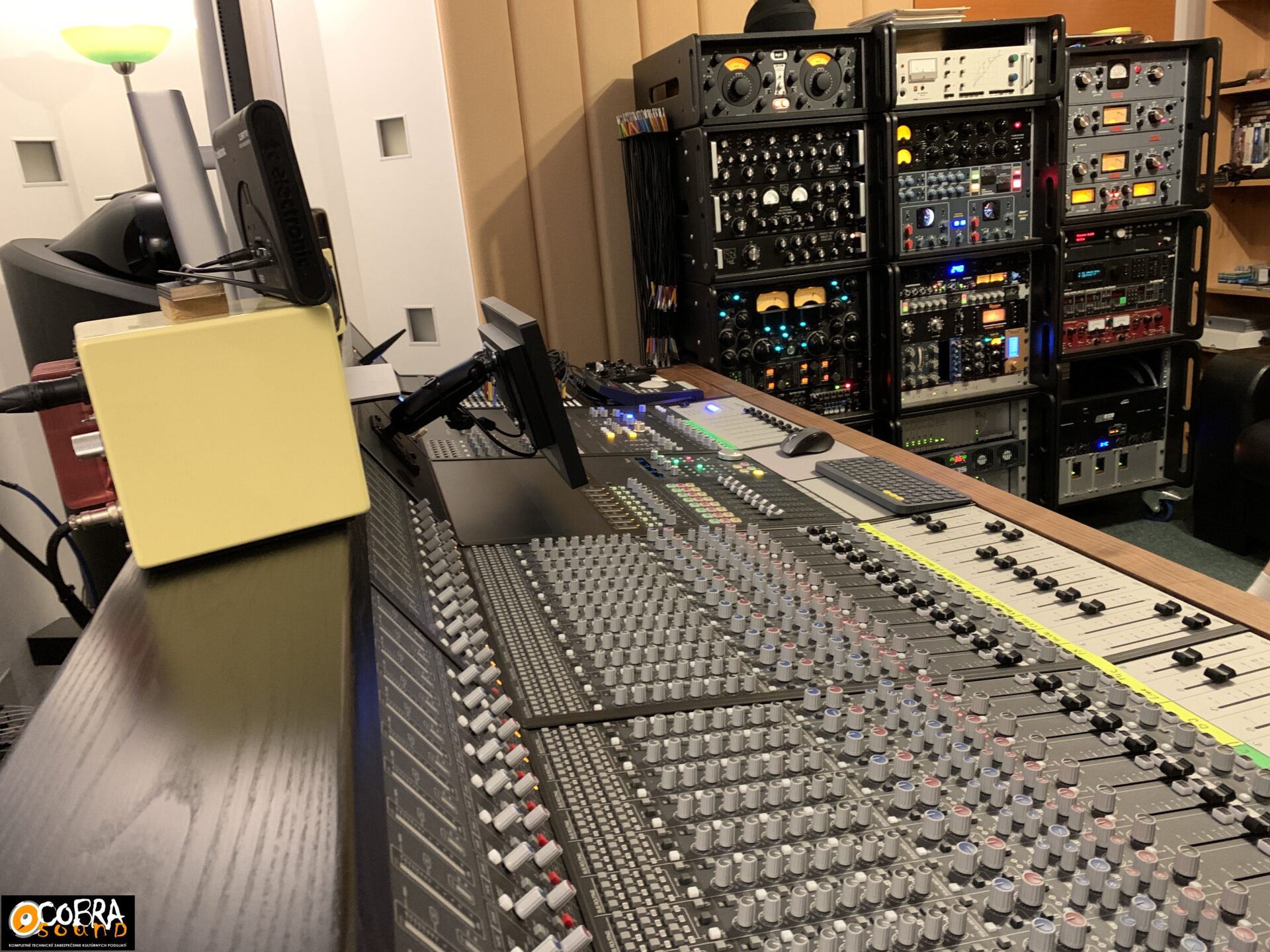 Audient ASP8024-HE - nová recording konzole pro studio COBRA SOUND Audient ASP8024-HE - nová recording konzole pro studio COBRA SOUND