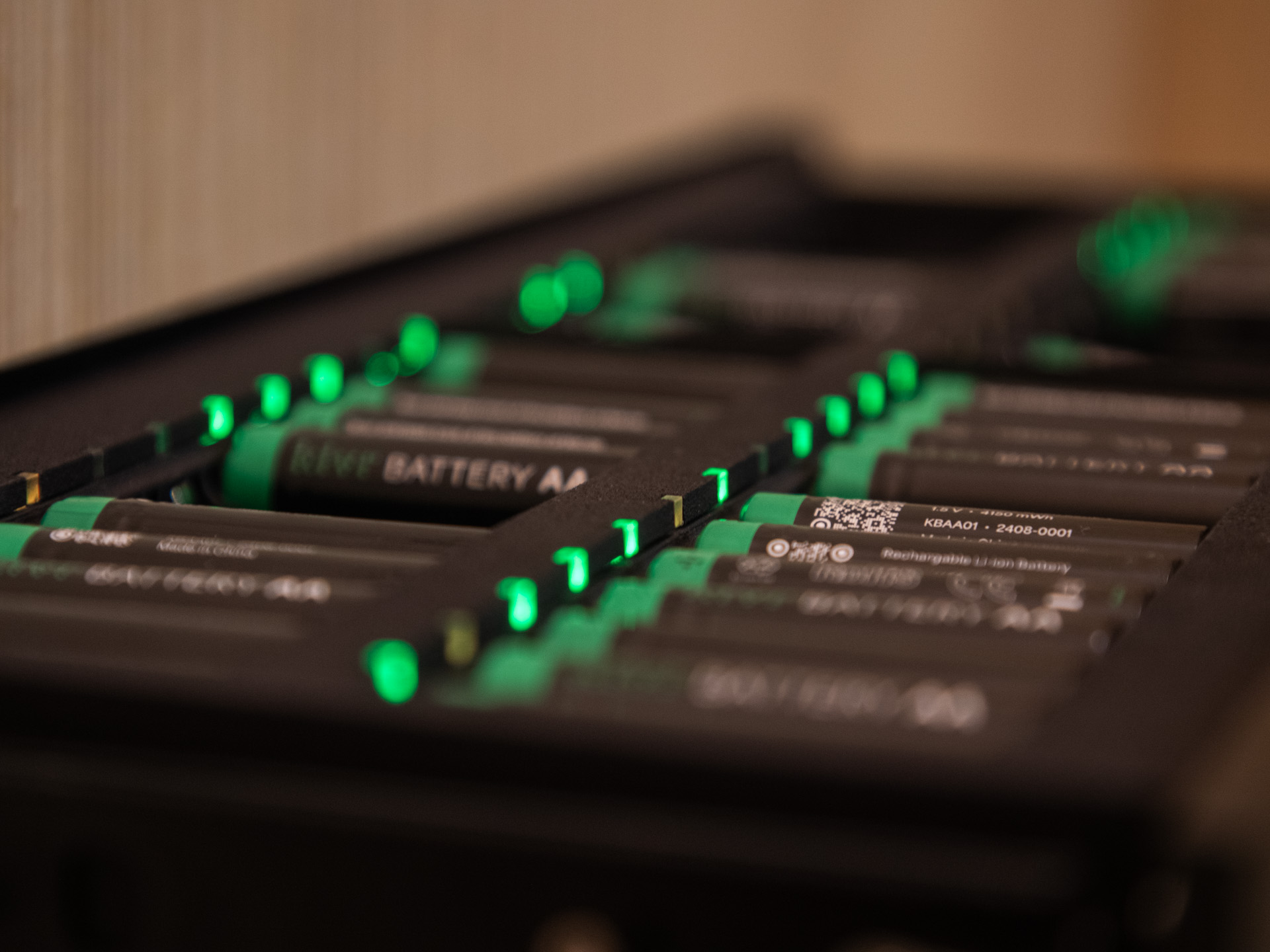 KLVR Charger Pro přináší revoluci ve správě baterií v profesionálním AV prostředí