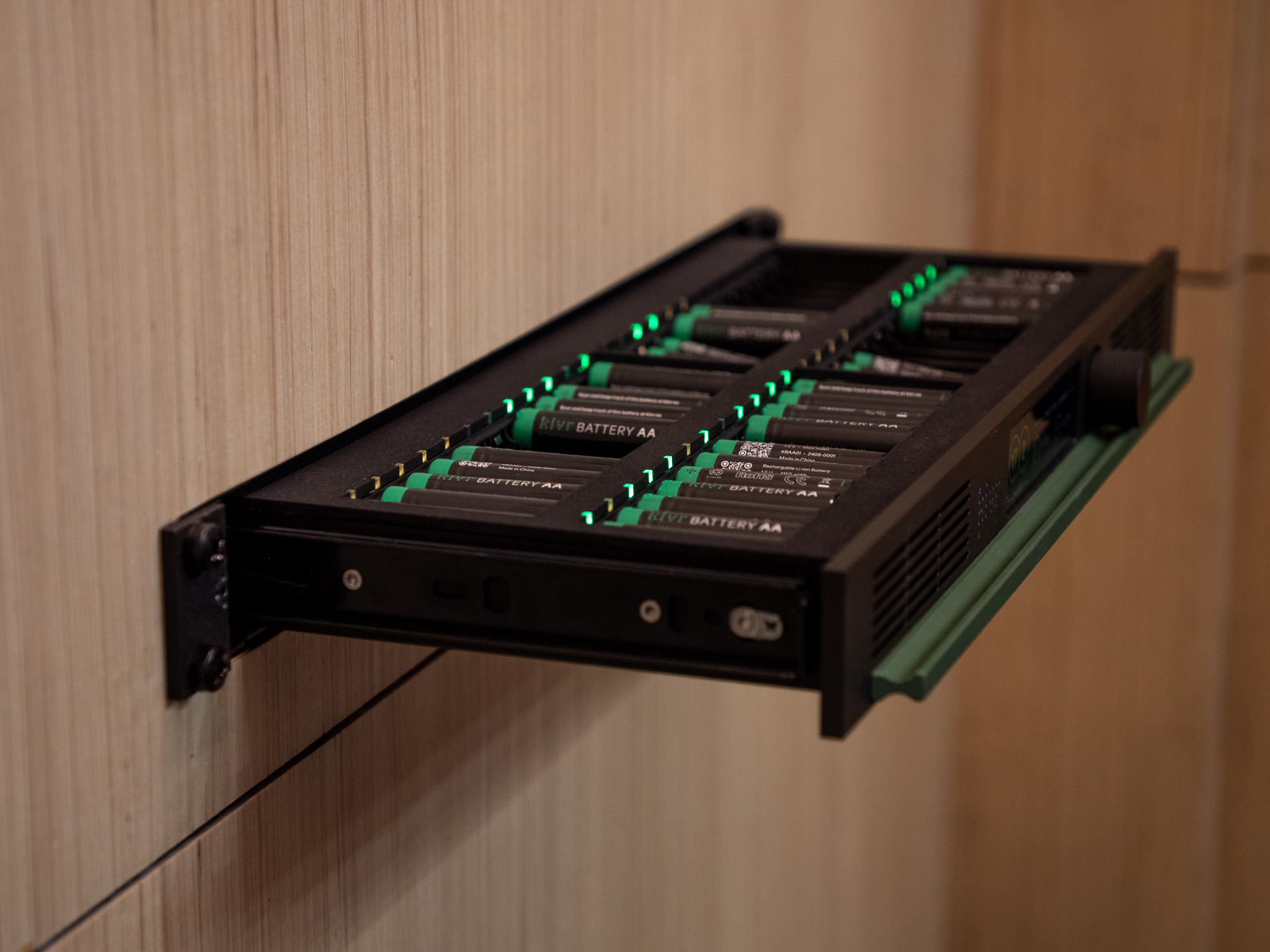 KLVR Charger Pro přináší revoluci ve správě baterií v profesionálním AV prostředí