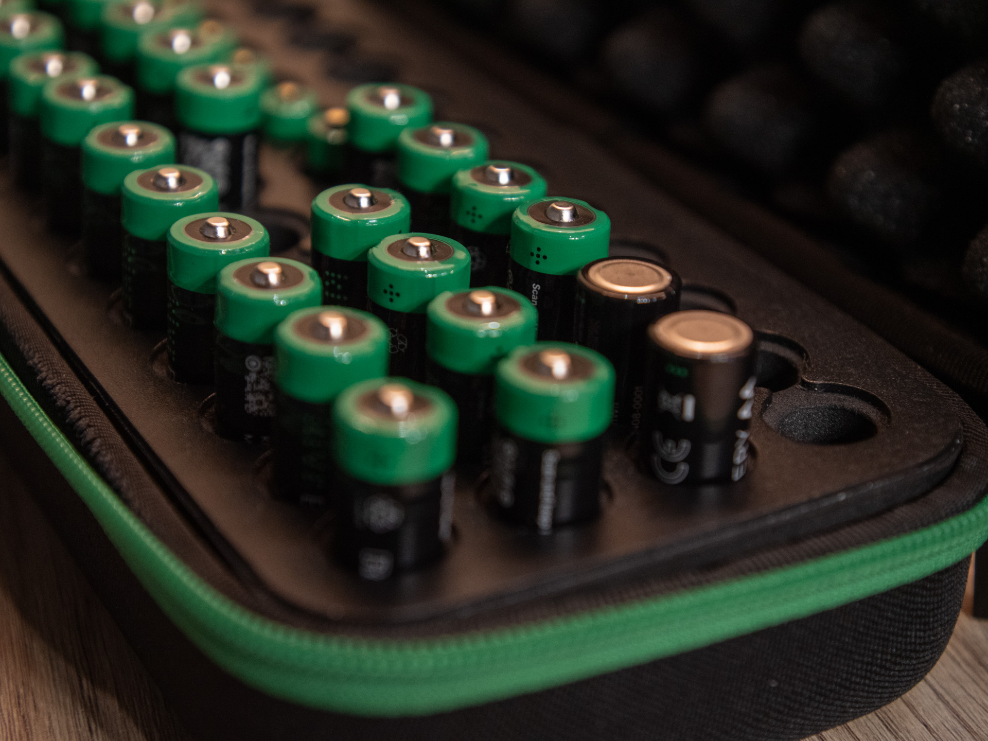 KLVR Charger Pro přináší revoluci ve správě baterií v profesionálním AV prostředí