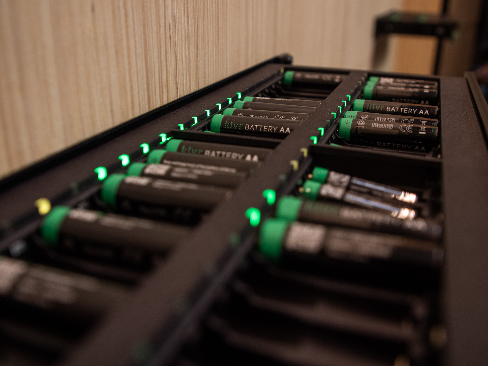 KLVR Charger Pro přináší revoluci ve správě baterií v profesionálním AV prostředí