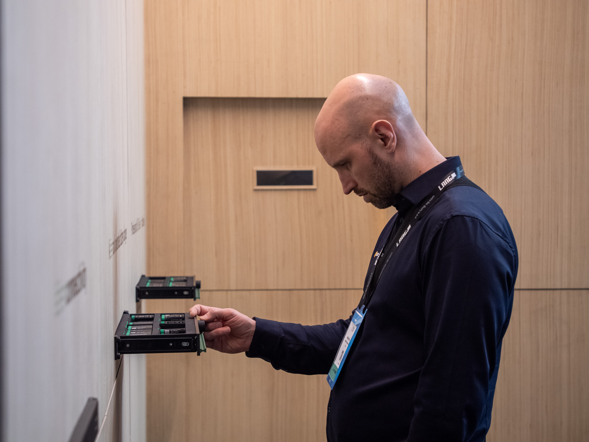 KLVR Charger Pro přináší revoluci ve správě baterií v profesionálním AV prostředí