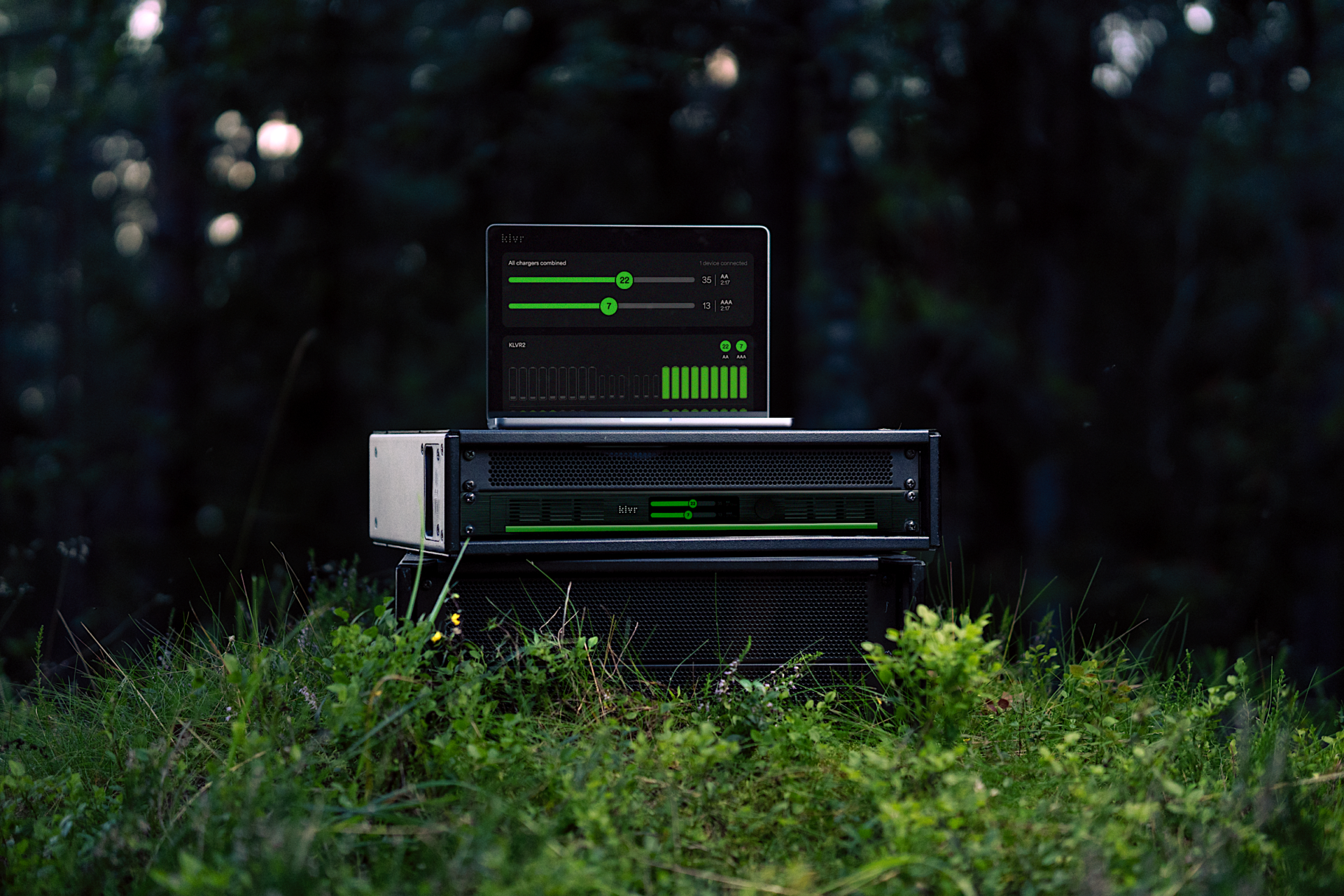 KLVR Charger Pro přináší revoluci ve správě baterií v profesionálním AV prostředí