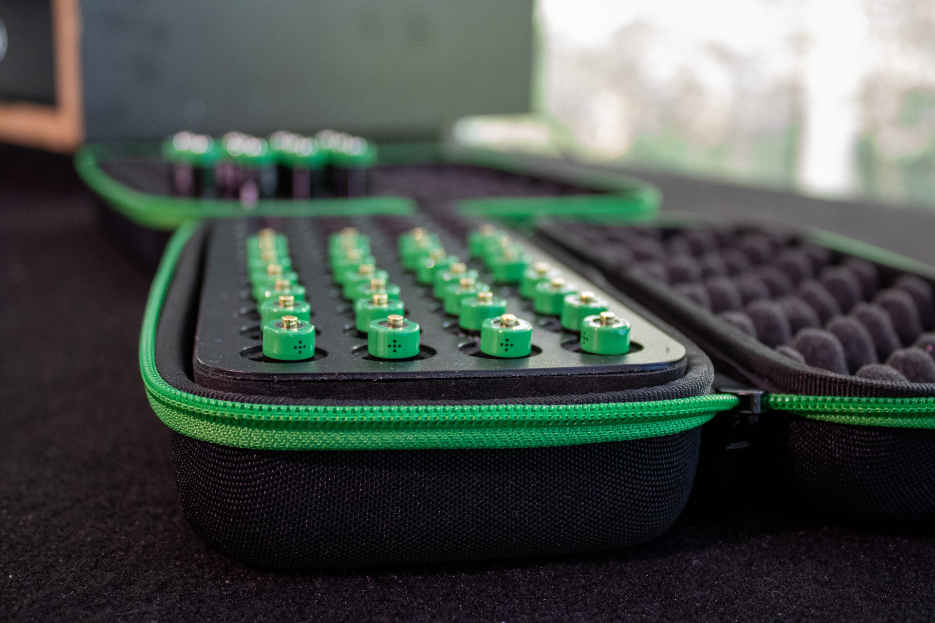 KLVR Charger Pro přináší revoluci ve správě baterií v profesionálním AV prostředí