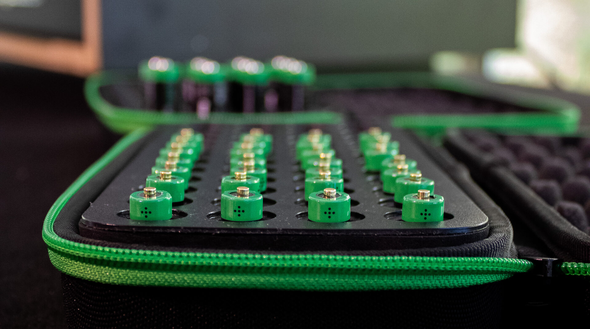 KLVR Charger Pro přináší revoluci ve správě baterií v profesionálním AV prostředí